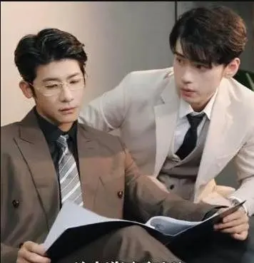 《破产后，我成了死对头的秘书》：霸总爱上我？看欢喜冤家如何逆风翻盘！